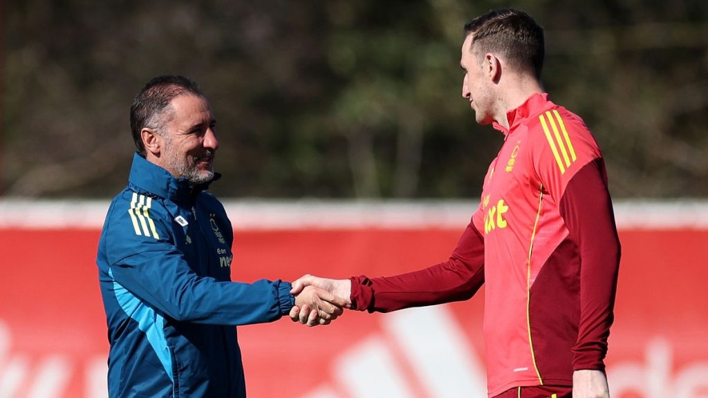 0_Nottingham-Forest-head-coach-Vitor-Pereira-with-Chris-Wood