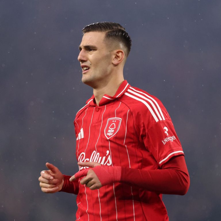 0_Nottingham-Forest-striker-Lorenzo-Lucca-against-Fenerbahce (1)