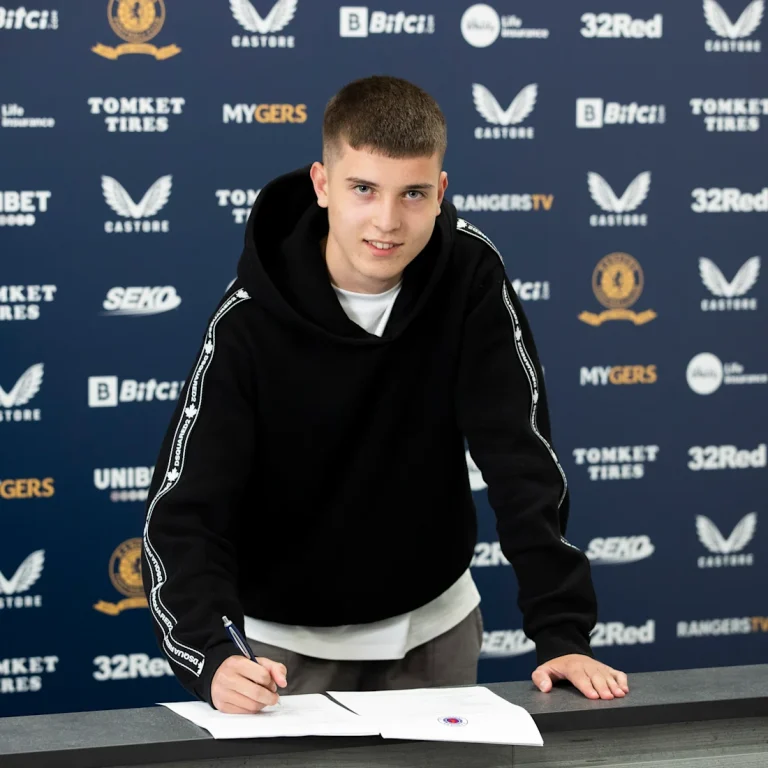 140886_Zander_Hutton_Signs_Contract_02