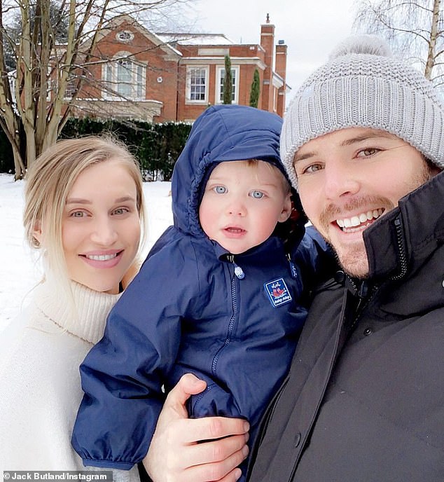 59285589-10933665-family_Jack_announced_his_engagement_to_air_hostess_girlfriend_A-m-39_1655710710374