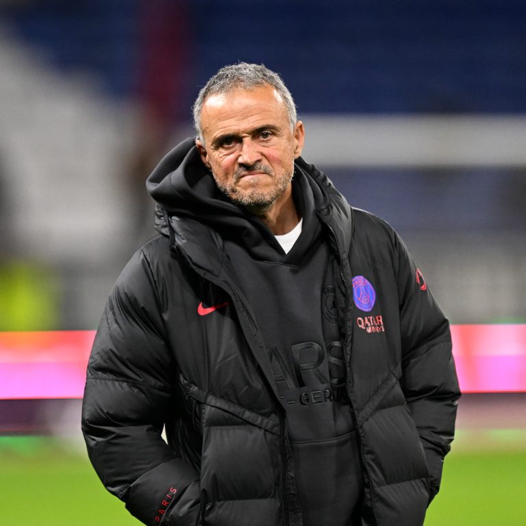 Luis-Enrique-dubitatif-pendant-un-match-du-PSG-en-Ligue-1-le-9-novembre-2025-2187031