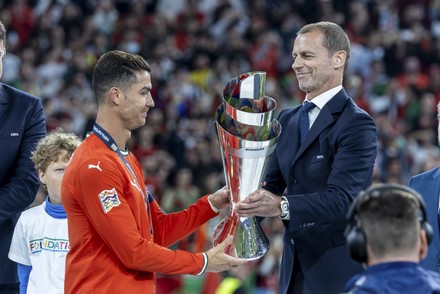 uefa-president-aleksander-ceferin-presents-portugal's-captain-440nw-15348736ep