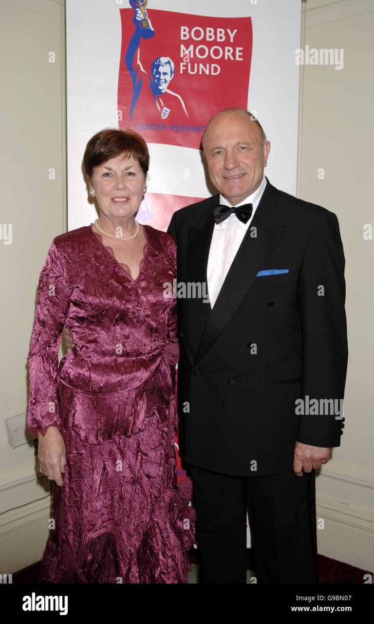 ex-england-footballer-george-cohen-mbe-with-his-wife-during-the-world-G9BN07 (2)