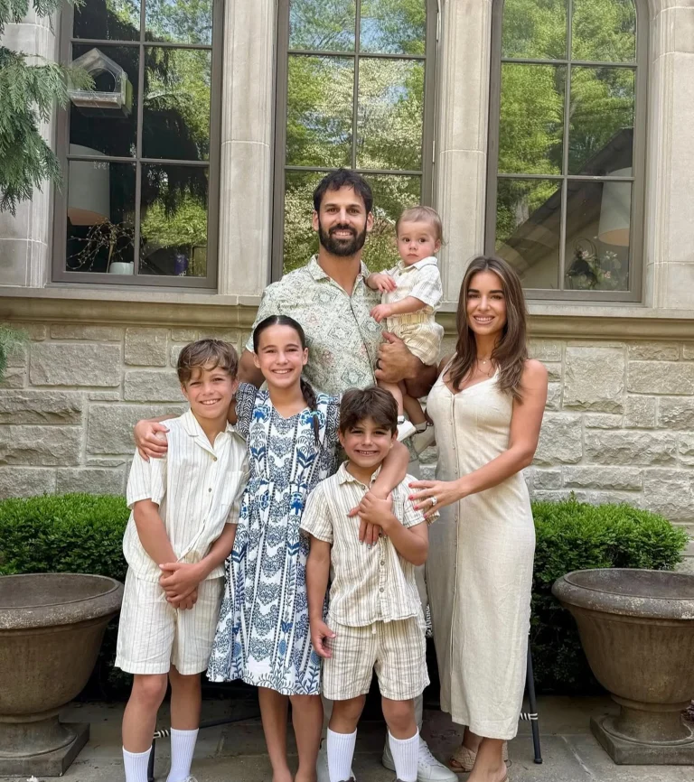 jessie-james-decker-family-outside-house-photo