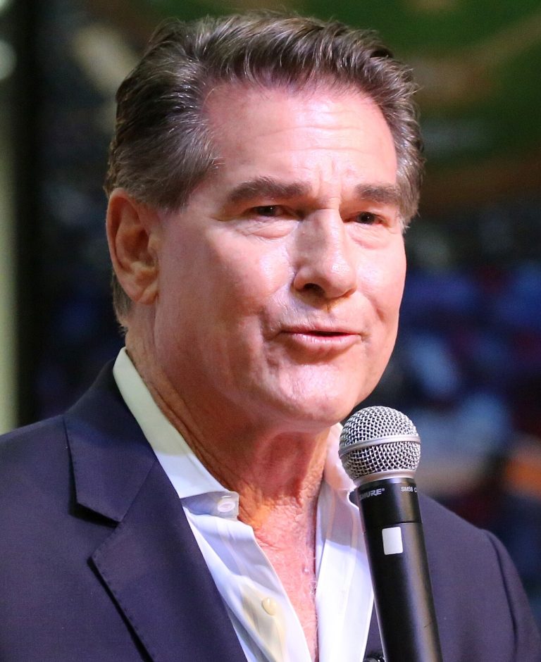 Dodgers_legend_Steve_Garvey_speaks_during_the_Celebrity_Sports_Roast_&_Toast_at_-FanFest._(28138195340)_(cropped)