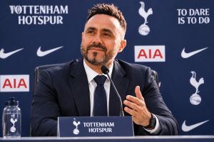 BOMBSHELL ANNOUNCEMENT; Tottenham Hotspur FC manager Roberto De Zerbi stuns the Entire squad with a shocking Decision as Captain Micky van de Ven publicly rejects the proposal…. See.. more