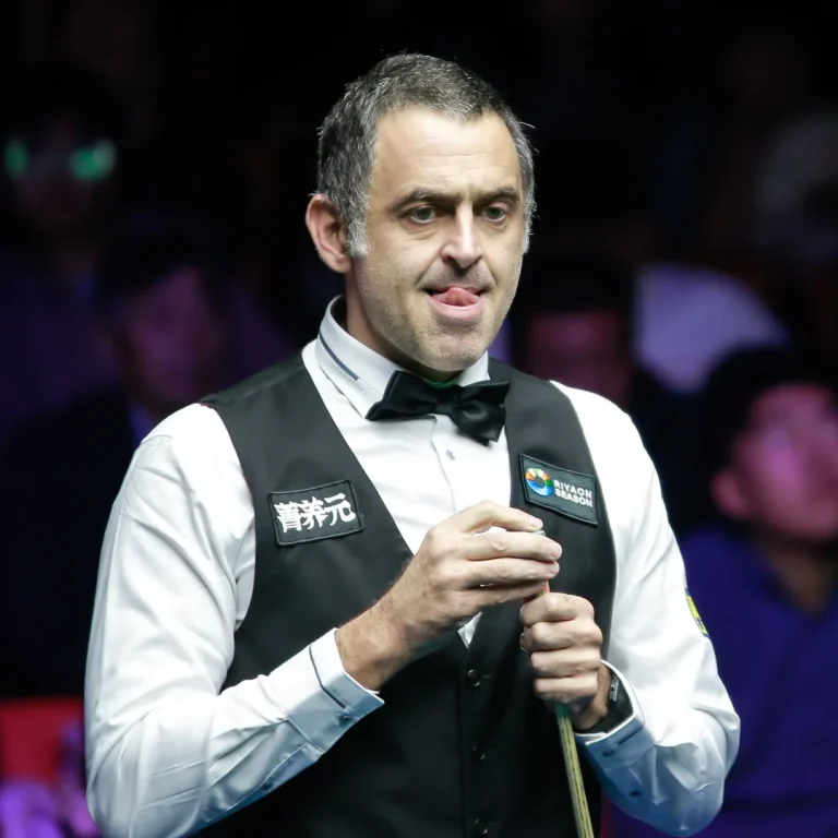 ronnie-osullivan-england-chalks-cue-946183310_60b0de